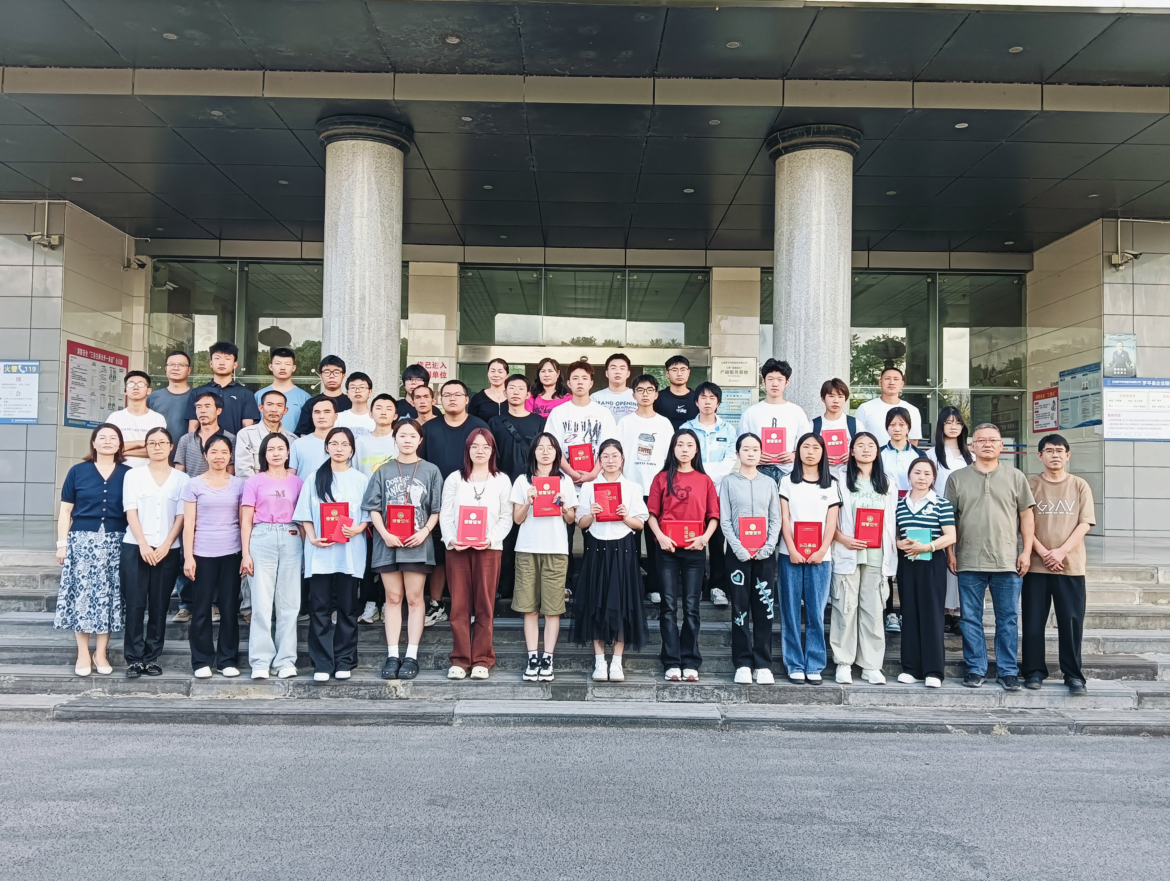 鋅火相傳·智啟新程——羅平鋅電召開2025年職工子女教育激勵表揚座談會